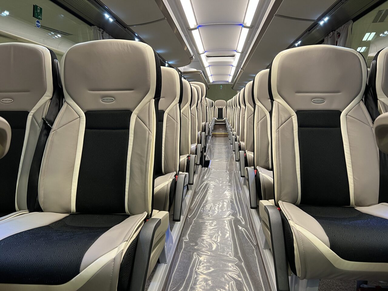 Neoplan Cityliner P15 Euro 6E V.I.P / Exclusive Class (Gräddfärgad skinnklädsel) 租赁 Neoplan Cityliner P15 Euro 6E V.I.P / Exclusive Class (Gräddfärgad skinnklädsel)：图19