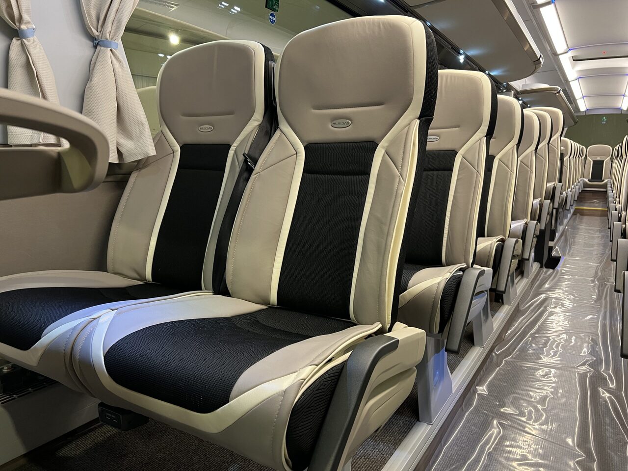 Neoplan Cityliner P15 Euro 6E V.I.P / Exclusive Class (Gräddfärgad skinnklädsel) 租赁 Neoplan Cityliner P15 Euro 6E V.I.P / Exclusive Class (Gräddfärgad skinnklädsel)：图20