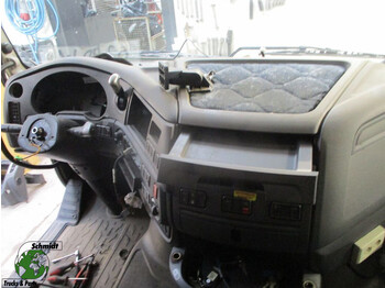 驾驶室和内部 DAF XF 106