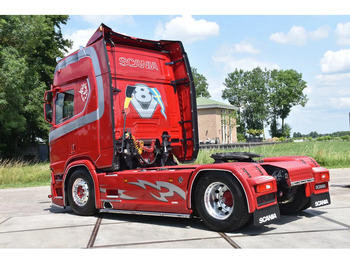 牵引车 Scania R650 V8 NGS 4x2NB - LIKE NEW - RETARDER - FULL AIR - PARK. AIRCO - 4 POINT AIR SUSP. - 2 x FUEL TANKS - ALCOA'S -：图3