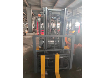 柴油叉车 KOMATSU FD30T-17：图2