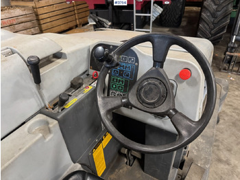 工业清扫机 2012 Nilfisk CR 1200 broom and sweeper:图4 工业清扫机 2012 Nilfisk CR 1200 broom and sweeper:图4