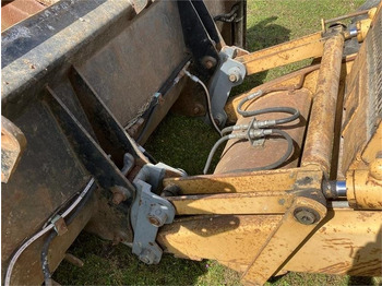 反铲装载机 New Holland 675D:图5 反铲装载机 New Holland 675D:图5