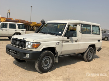 越野车 2013 Toyota Land Cruiser 78L 4x4 SUV：图2