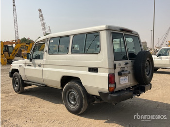越野车 2013 Toyota Land Cruiser 78L 4x4 SUV：图4