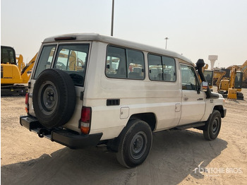 越野车 2013 Toyota Land Cruiser 78L 4x4 SUV：图3