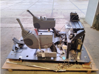 驾驶室和内部 HITACHI