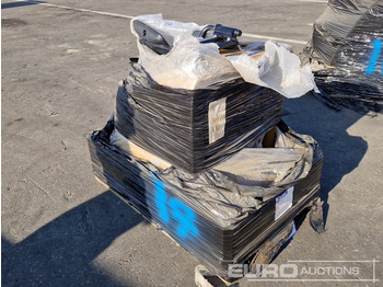备件 Unused Bonnet with Mirrors to suit CAT M322：图2