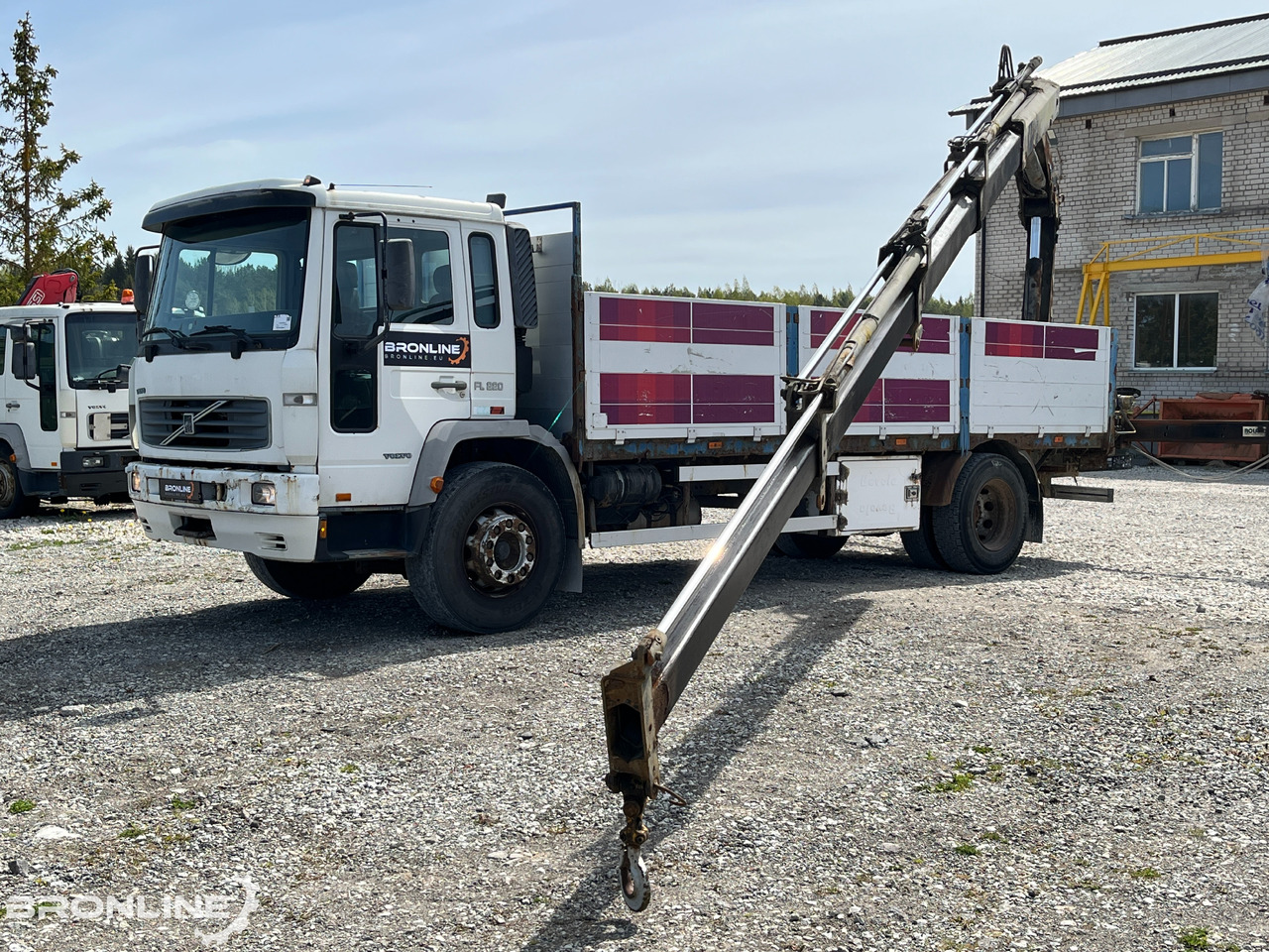 2000 Volvo FL220 4x2 + Hiab 102-4 - 栏板式/ 平板卡车, 起重车:图1 2000 Volvo FL220 4x2 + Hiab 102-4 - 栏板式/ 平板卡车, 起重车:图1