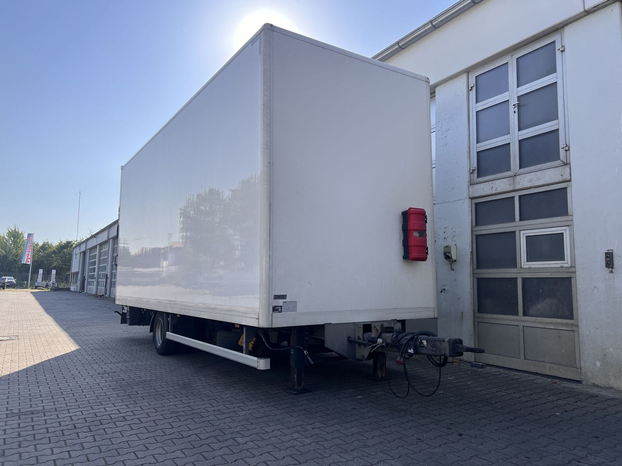 1 Achs Kofferanhänger, Ladebordwand - 封闭厢式拖车:图5 1 Achs Kofferanhänger, Ladebordwand - 封闭厢式拖车:图5