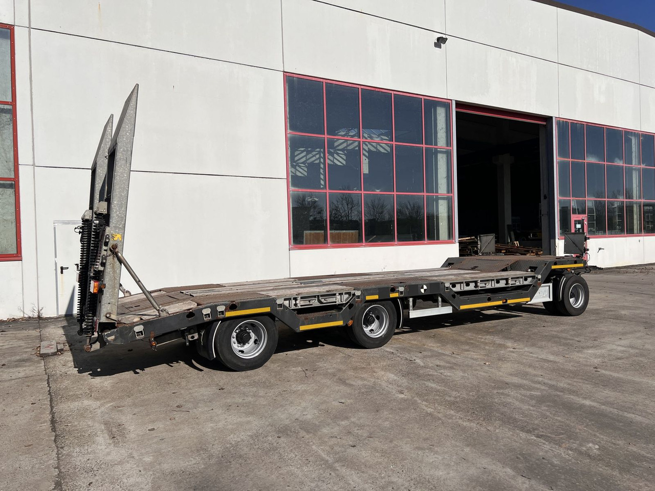 3 Achs Tiefladeranhänger Radmulden - 低装载拖车:图3 3 Achs Tiefladeranhänger Radmulden - 低装载拖车:图3