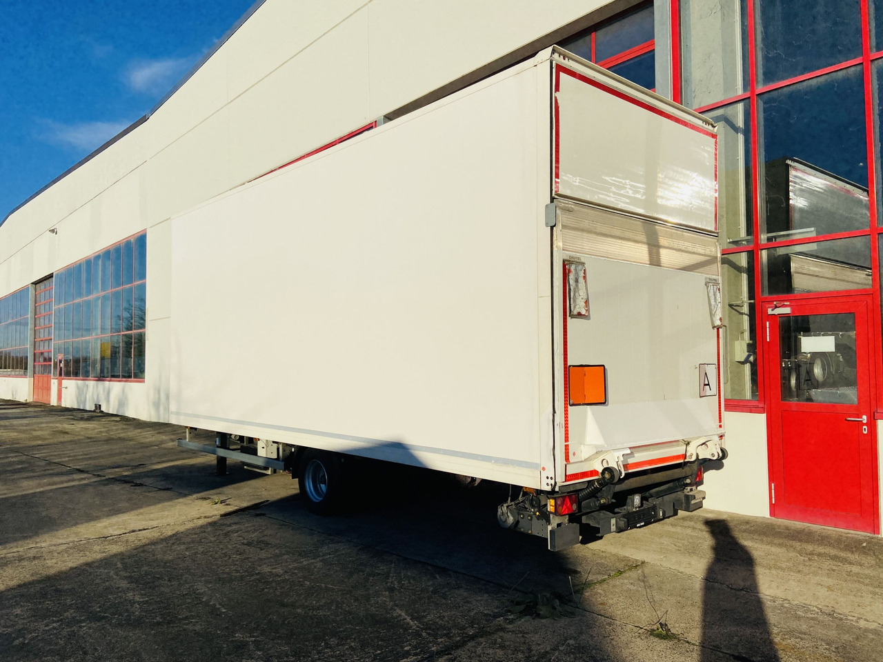 Ackermann Z-KA-F10.5/7,5 1 Achs Kofferanhänger mit Ladebordwand 10,5 t GG - 封闭厢式拖车:图1 Ackermann Z-KA-F10.5/7,5 1 Achs Kofferanhänger mit Ladebordwand 10,5 t GG - 封闭厢式拖车:图1