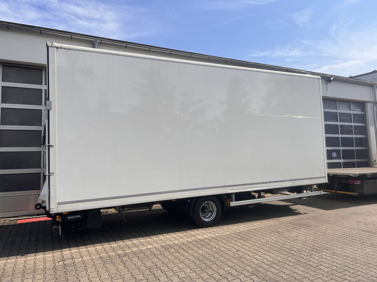 Ackermann Z-KA-F10.5/7,5 1 Achs Kofferanhänger mit Ladebordwand 10,5 t GG - 封闭厢式拖车:图5 Ackermann Z-KA-F10.5/7,5 1 Achs Kofferanhänger mit Ladebordwand 10,5 t GG - 封闭厢式拖车:图5