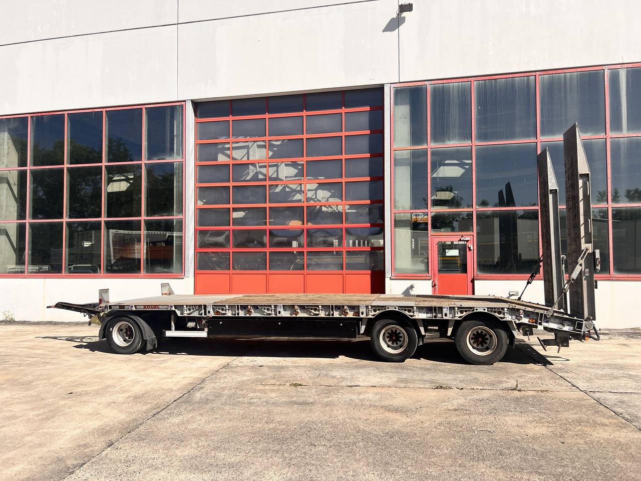 Kögel AT 30 3 Achs Tieflader 8,5 m - 低装载拖车:图1 Kögel AT 30 3 Achs Tieflader 8,5 m - 低装载拖车:图1