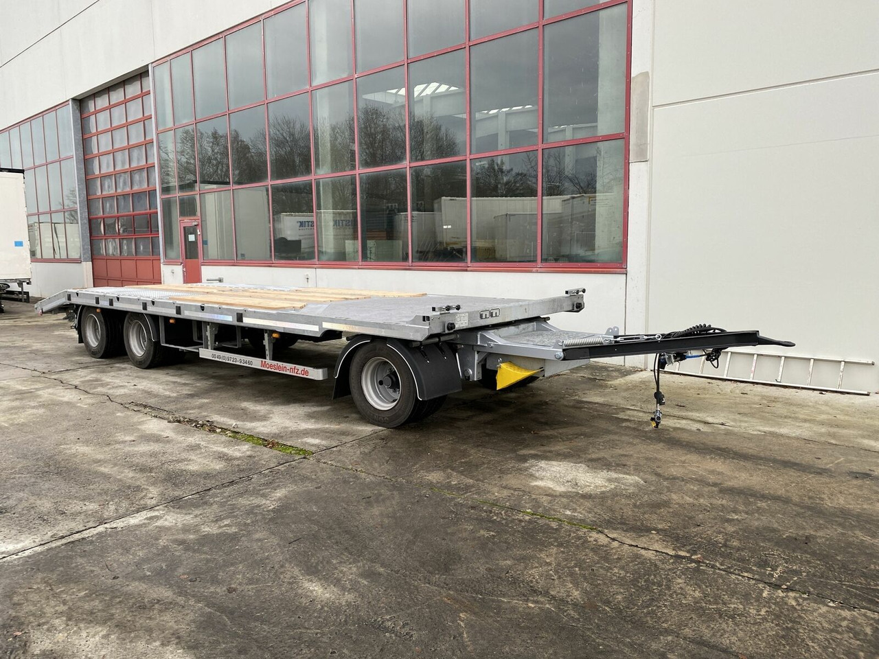 Möslein 3 Achs Tieflader gerader Ladefläche 9 m, Neufah - 低装载拖车:图2 Möslein 3 Achs Tieflader gerader Ladefläche 9 m, Neufah - 低装载拖车:图2