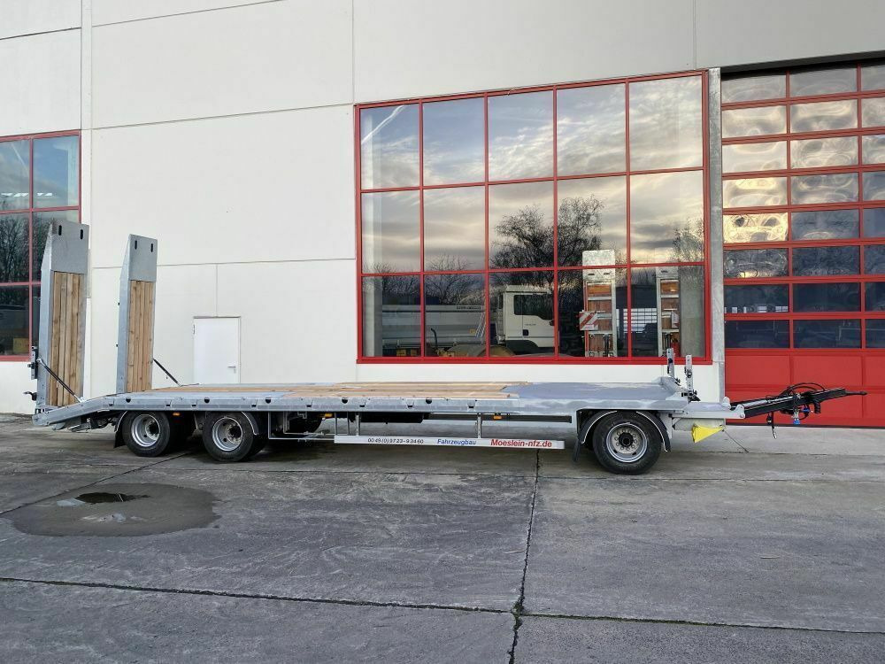 Möslein 3 Achs Tieflader mit gerader Ladefläche 8,10 m, - 低装载拖车:图1 Möslein 3 Achs Tieflader mit gerader Ladefläche 8,10 m, - 低装载拖车:图1