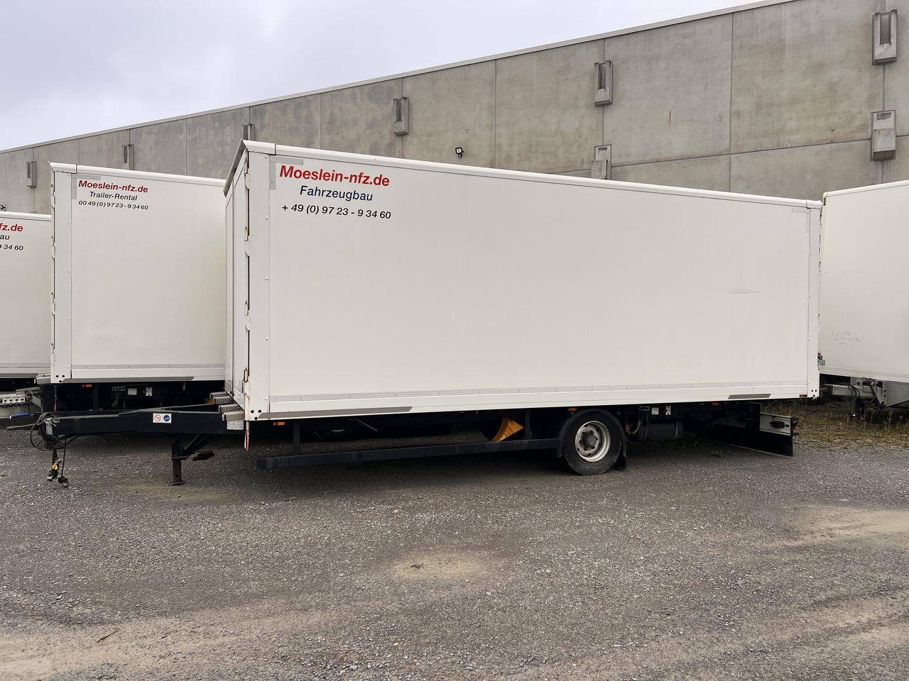 Möslein EK 1- D 7,3 1 Achs Kofferanhänger Durchladen7,08 m lang - 封闭厢式拖车:图1 Möslein EK 1- D 7,3 1 Achs Kofferanhänger Durchladen7,08 m lang - 封闭厢式拖车:图1