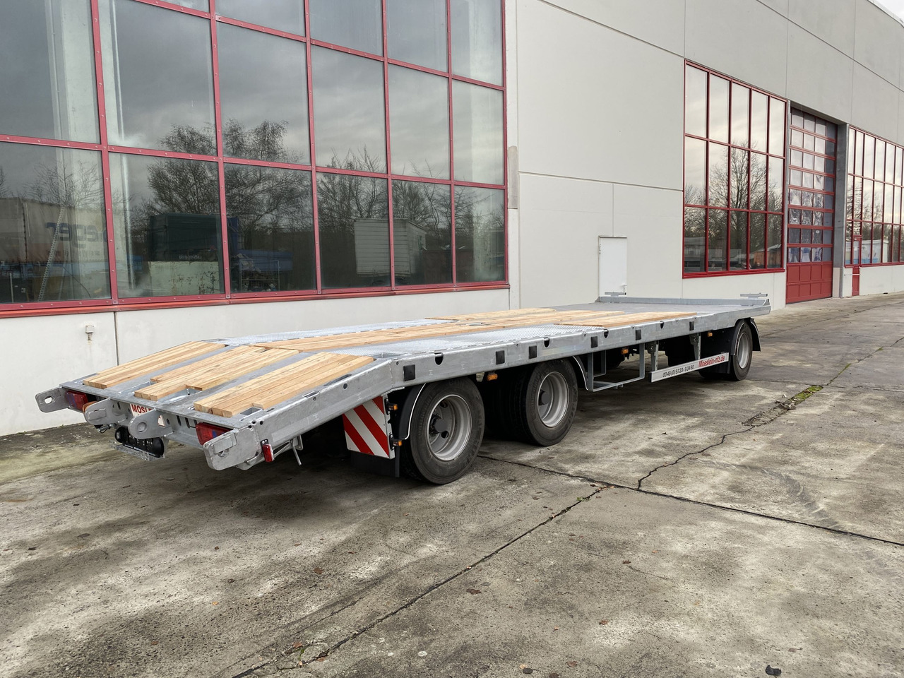 Möslein T 3-8,20 P OR 3 Achs Tieflader gerader Ladefläche 8,10 m,Neufahrzeug - 低装载拖车:图2 Möslein T 3-8,20 P OR 3 Achs Tieflader gerader Ladefläche 8,10 m,Neufahrzeug - 低装载拖车:图2