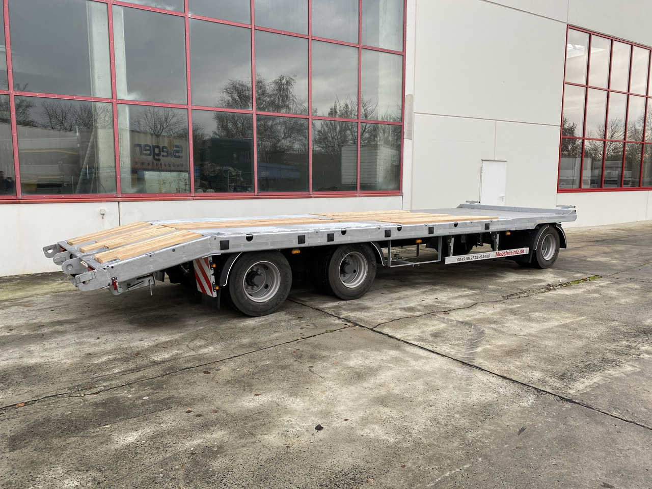 Möslein T 3-8,20 P OR 3 Achs Tieflader gerader Ladefläche 8,10 m,Neufahrzeug - 低装载拖车:图3 Möslein T 3-8,20 P OR 3 Achs Tieflader gerader Ladefläche 8,10 m,Neufahrzeug - 低装载拖车:图3