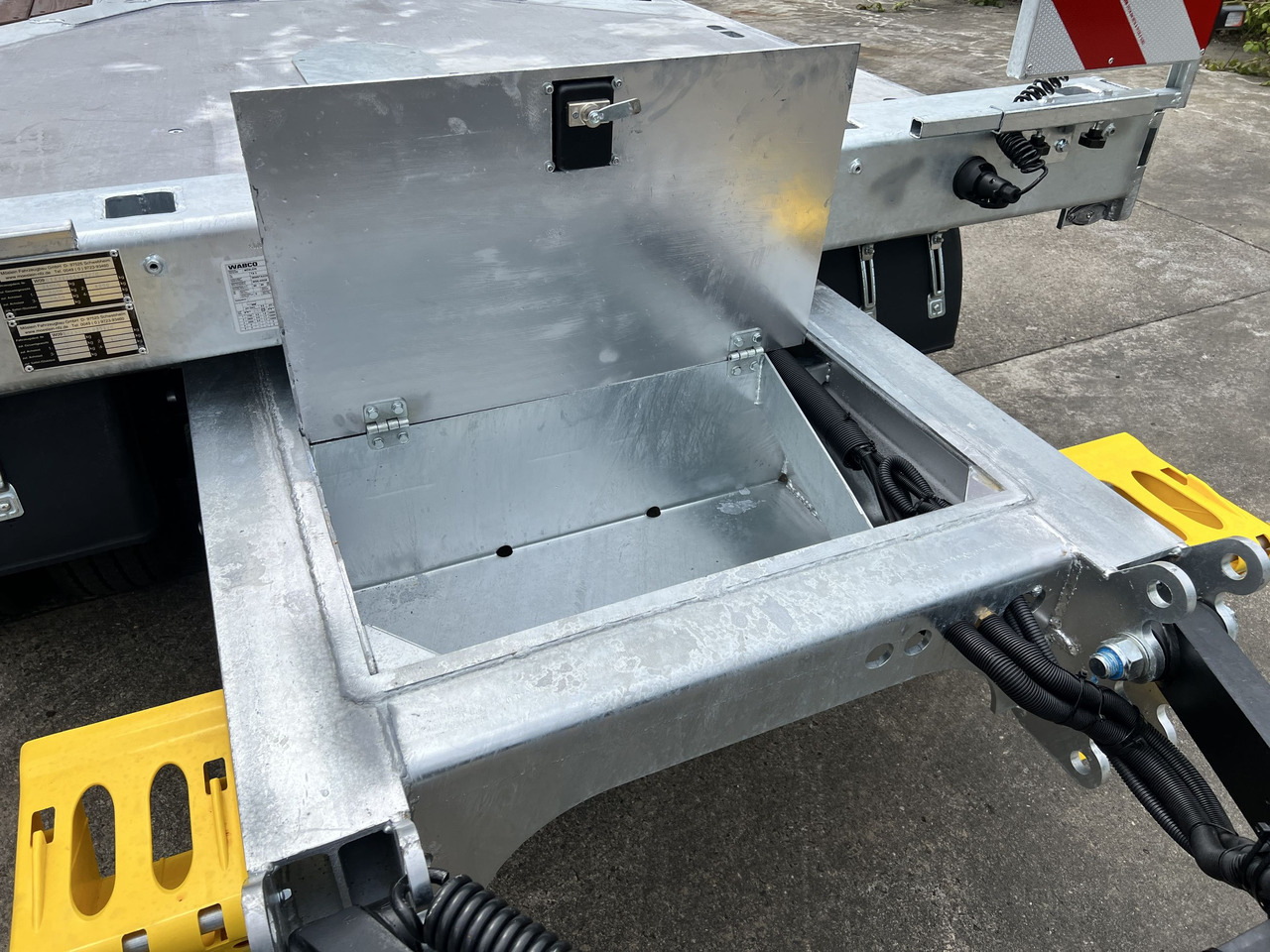 Möslein T 3-9,20 F 3 Achs Tieflader mit gerader Ladefläche 9 m, Neufahrzeug - 低装载拖车:图3 Möslein T 3-9,20 F 3 Achs Tieflader mit gerader Ladefläche 9 m, Neufahrzeug - 低装载拖车:图3