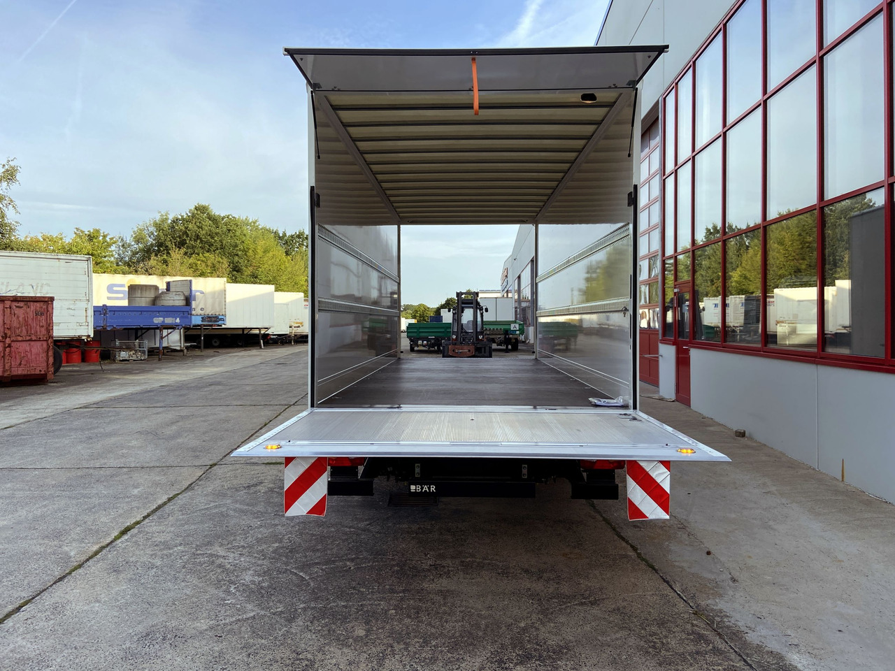 Möslein TK0105D-L Weiß Tandem Koffer, Ladebordwand 1,5 t + DurchladbarNeufahrzeug -- - 封闭厢式拖车:图2 Möslein TK0105D-L Weiß Tandem Koffer, Ladebordwand 1,5 t + DurchladbarNeufahrzeug -- - 封闭厢式拖车:图2