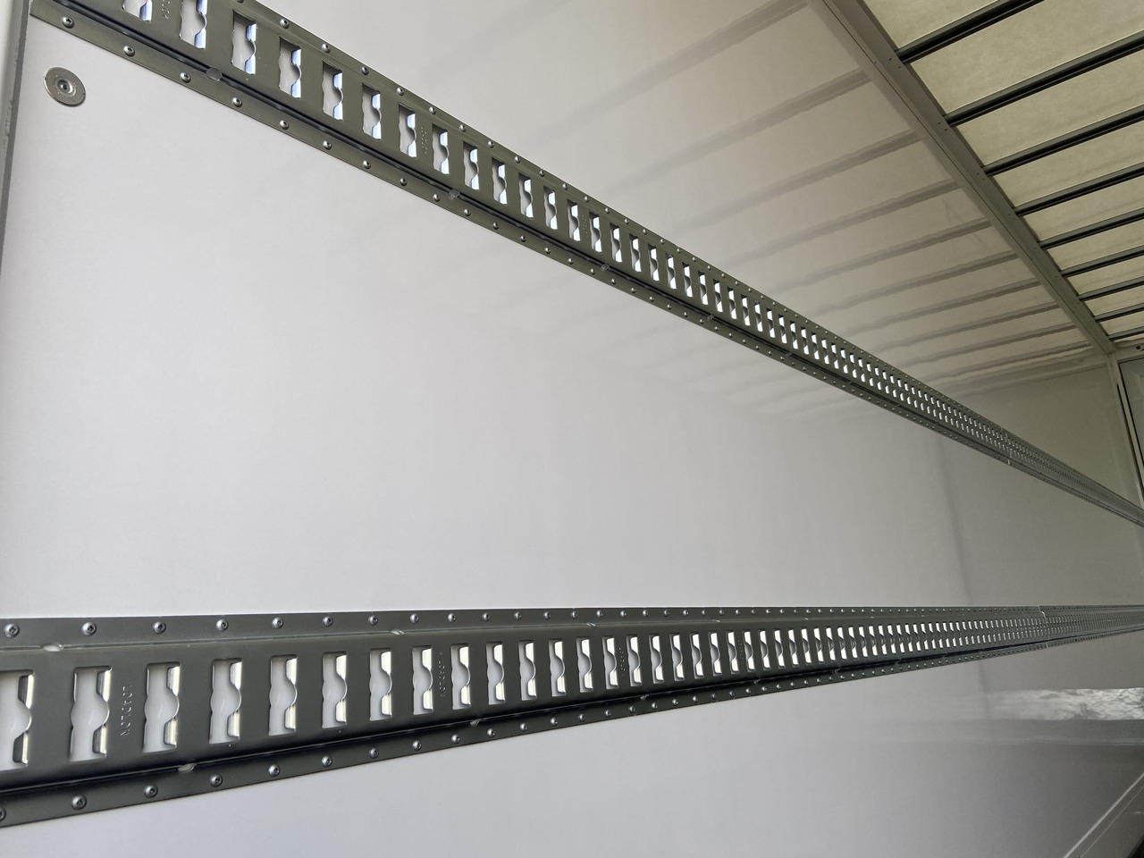 Möslein TKO 105 D 6m weiß Tandem- Koffer, Durchladbar, -- Neufahrzeug -- - 封闭厢式拖车:图4 Möslein TKO 105 D 6m weiß Tandem- Koffer, Durchladbar, -- Neufahrzeug -- - 封闭厢式拖车:图4