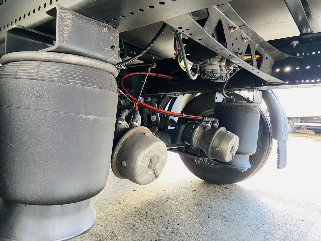 Möslein TKO 105 D 7m weiß Tandem- Koffer, Durchladbar, Neuwertig - 封闭厢式拖车:图3 Möslein TKO 105 D 7m weiß Tandem- Koffer, Durchladbar, Neuwertig - 封闭厢式拖车:图3