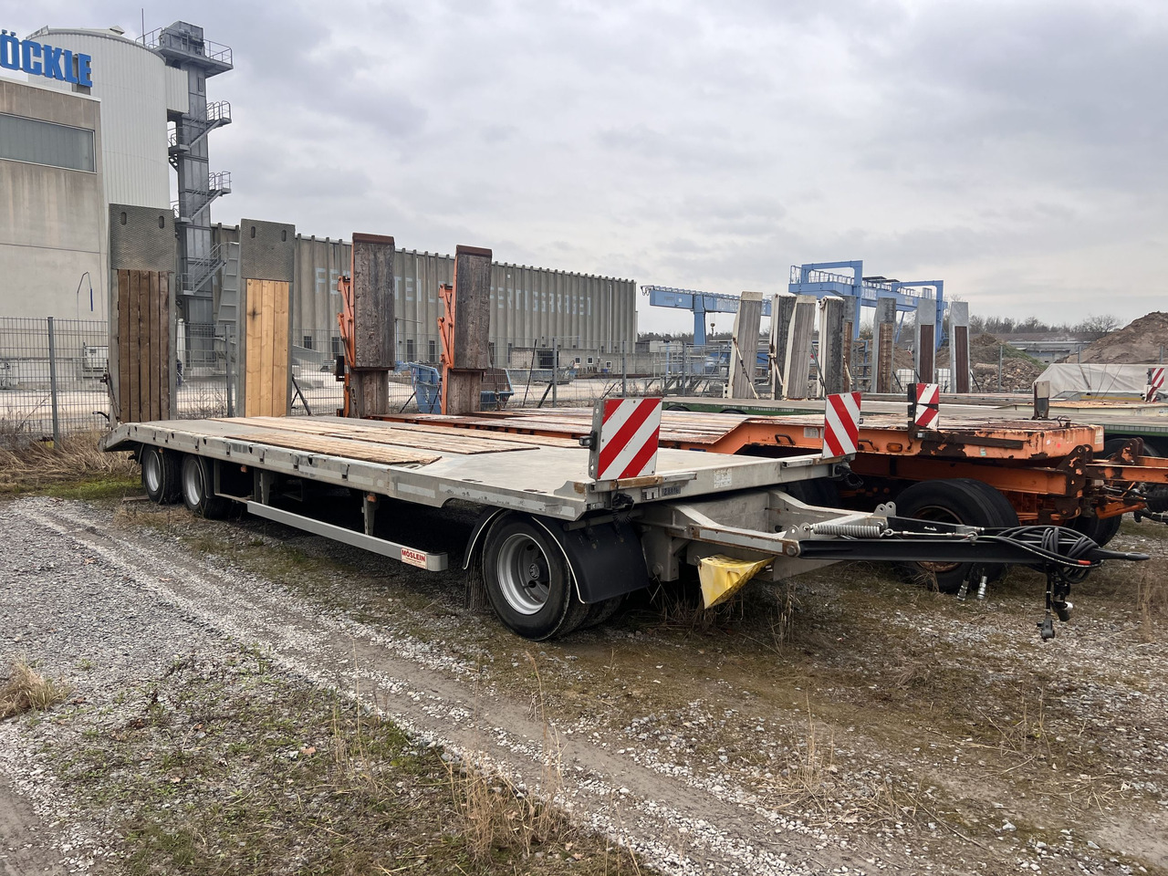 Möslein TO 3 F Schwebheim 3 Achs Tiefladeranhänger 9 m Ladefläche - 低装载拖车:图1 Möslein TO 3 F Schwebheim 3 Achs Tiefladeranhänger 9 m Ladefläche - 低装载拖车:图1