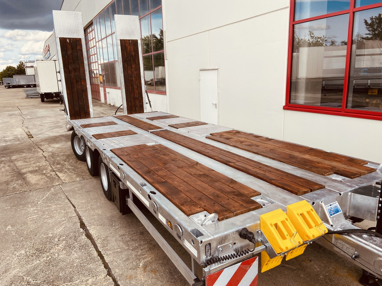 Möslein TT 34 Zugrohr Gerade 34 t GG Tridem- Tieflader 3 Achs, gelenktNeufahrzeug - 低装载拖车:图2 Möslein TT 34 Zugrohr Gerade 34 t GG Tridem- Tieflader 3 Achs, gelenktNeufahrzeug - 低装载拖车:图2