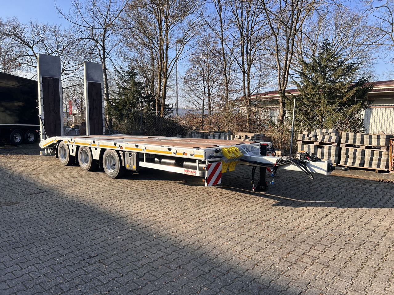 Möslein TT 34 Zugrohr Gerade 34 t GG Tridem- Tieflader 3 Achs, gelenktNeufahrzeug - 低装载拖车:图5 Möslein TT 34 Zugrohr Gerade 34 t GG Tridem- Tieflader 3 Achs, gelenktNeufahrzeug - 低装载拖车:图5