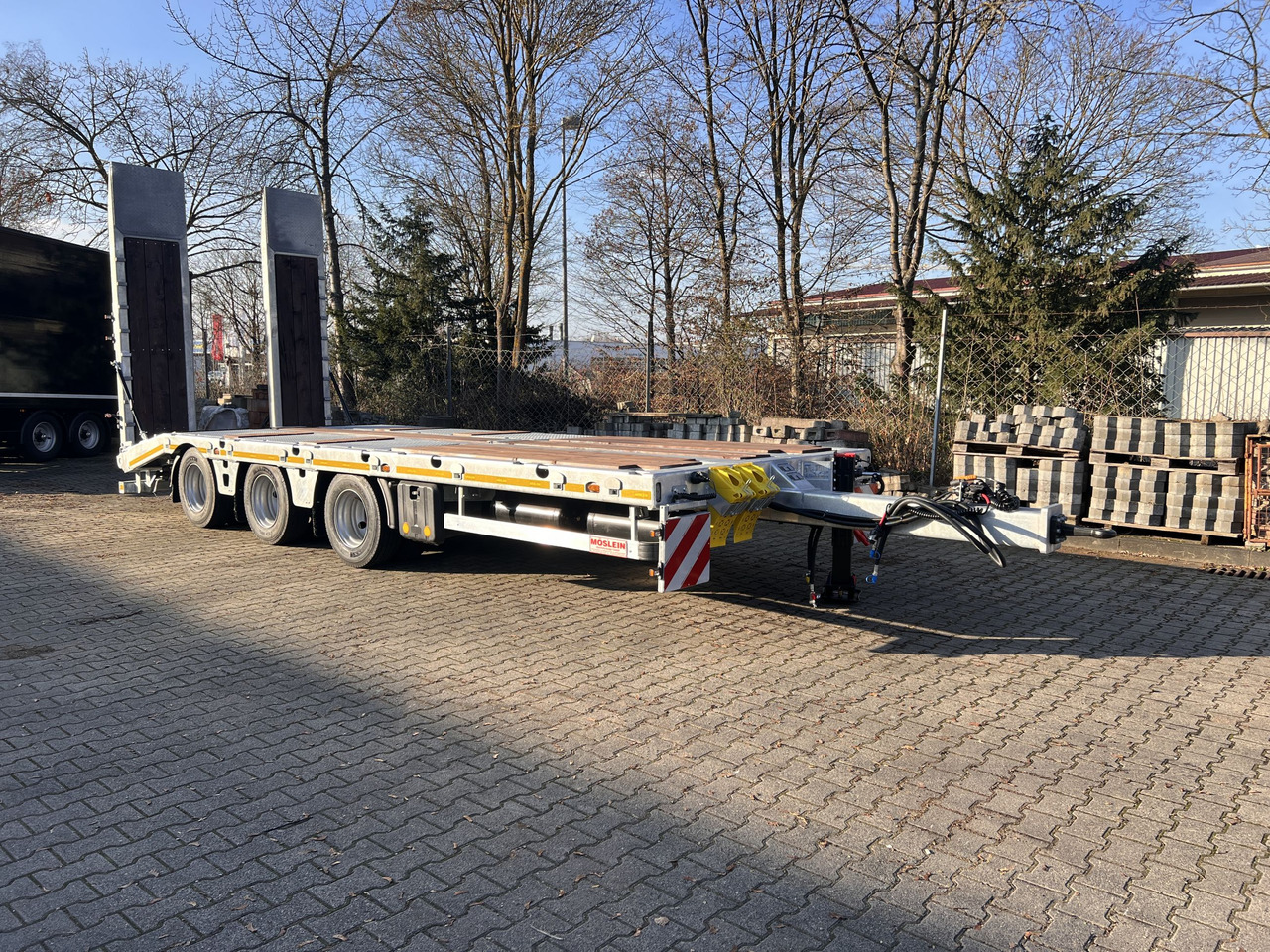 Möslein TT 34 Zugrohr Gerade 34 t GG Tridem- Tieflader 3 Achs, gelenktNeufahrzeug - 低装载拖车:图3 Möslein TT 34 Zugrohr Gerade 34 t GG Tridem- Tieflader 3 Achs, gelenktNeufahrzeug - 低装载拖车:图3