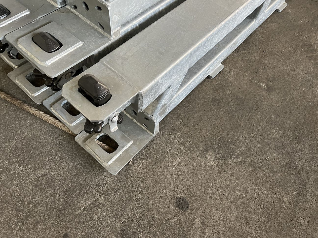 Müller Mitteltal Ausgleichsbock für Satteltieflader incl. Conatinerverschlüssen - 低装载半拖车:图5 Müller Mitteltal Ausgleichsbock für Satteltieflader incl. Conatinerverschlüssen - 低装载半拖车:图5