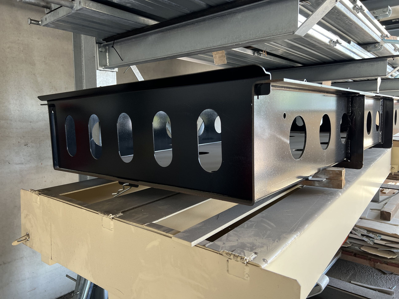 Müller Mitteltal Staufach für Alu- Rampen - 低装载半拖车:图3 Müller Mitteltal Staufach für Alu- Rampen - 低装载半拖车:图3