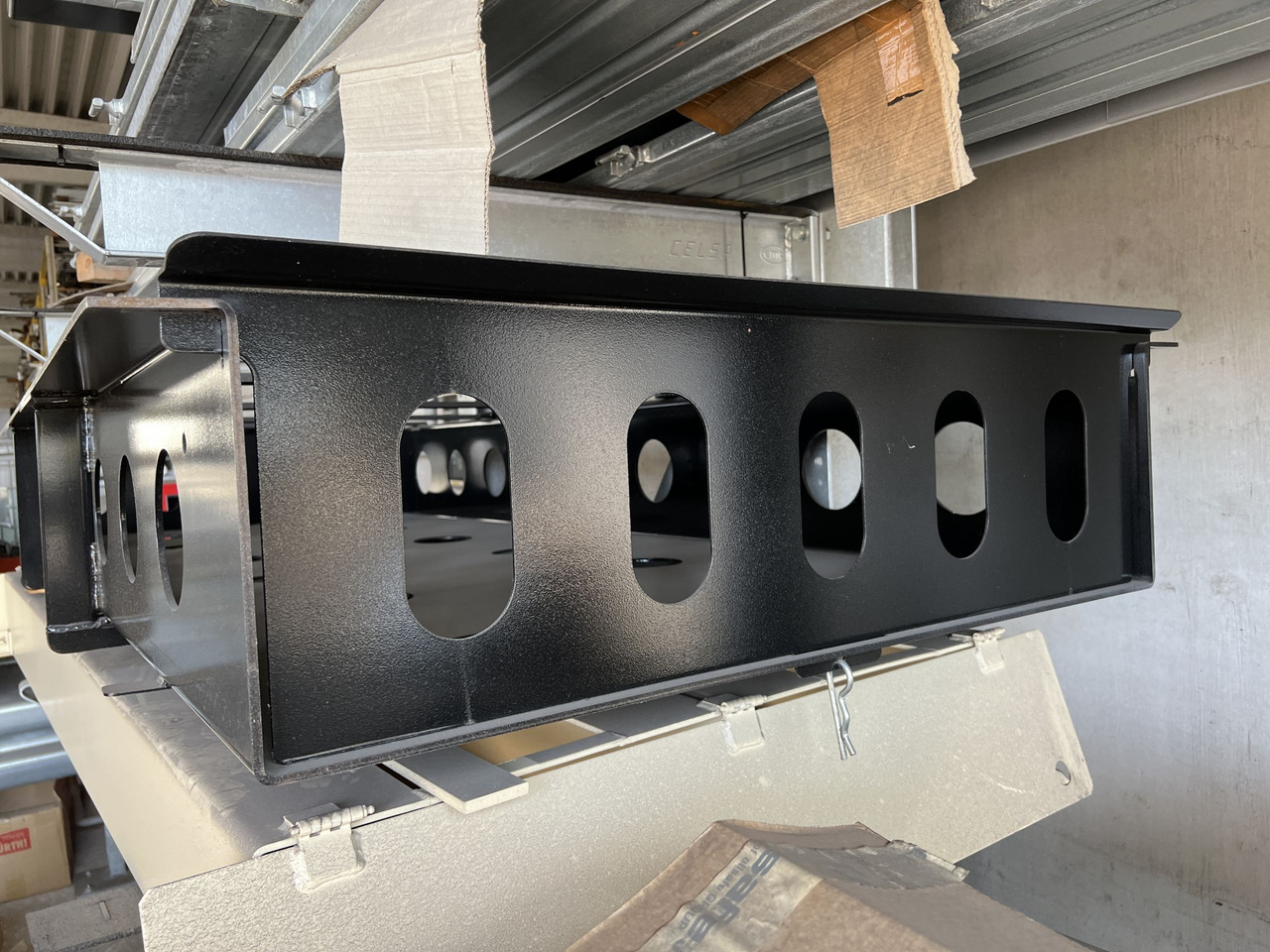 Müller Mitteltal Staufach für Alu- Rampen - 低装载半拖车:图1 Müller Mitteltal Staufach für Alu- Rampen - 低装载半拖车:图1