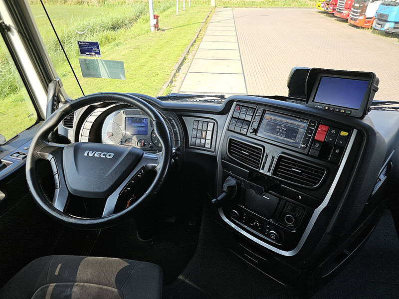Interior photo 1: 牵引车 Iveco AS440S40 STRALIS LNG INTARDER