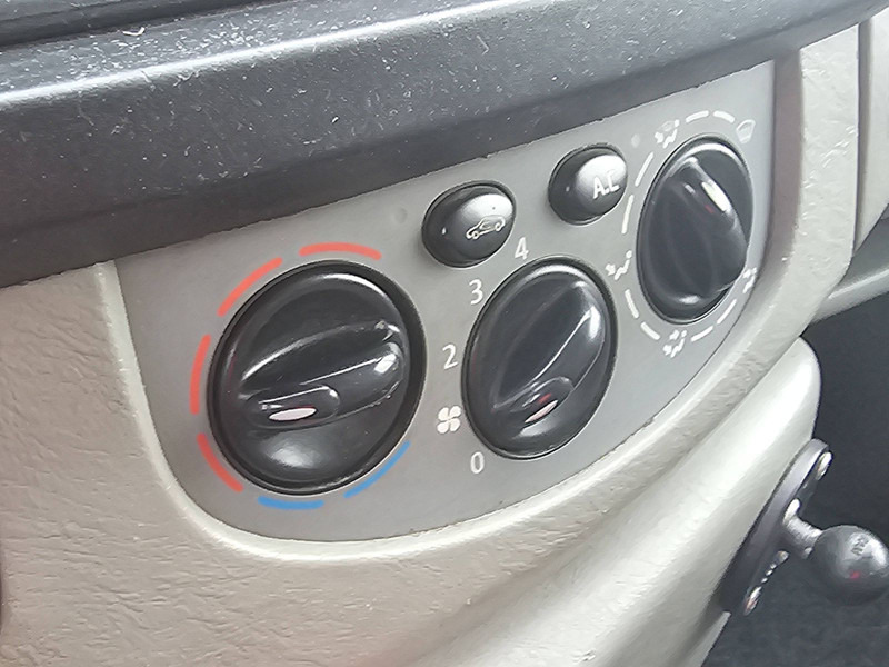 紧凑型面包车 Renault Trafic 2.0 DCI L1H1：图9