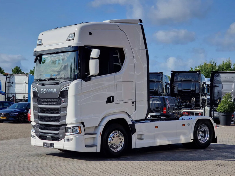Scania 590S V8 NGS Highline 4x2 - New - Facelift - Full spec - Retarder - Leather - Full air - 牵引车:图3 Scania 590S V8 NGS Highline 4x2 - New - Facelift - Full spec - Retarder - Leather - Full air - 牵引车:图3