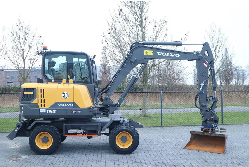 Volvo EW 60 E | DEMO | 30 KM/H | ROTOTILT + GRIPPER | BUCKET - 轮式挖掘机:图4 Volvo EW 60 E | DEMO | 30 KM/H | ROTOTILT + GRIPPER | BUCKET - 轮式挖掘机:图4