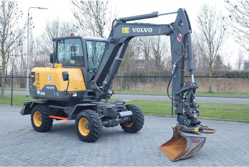 Volvo EW60E | DEMO | 30 KM/H | ROTOTILT + GRIPPER | BUCKET - 轮式挖掘机:图5 Volvo EW60E | DEMO | 30 KM/H | ROTOTILT + GRIPPER | BUCKET - 轮式挖掘机:图5
