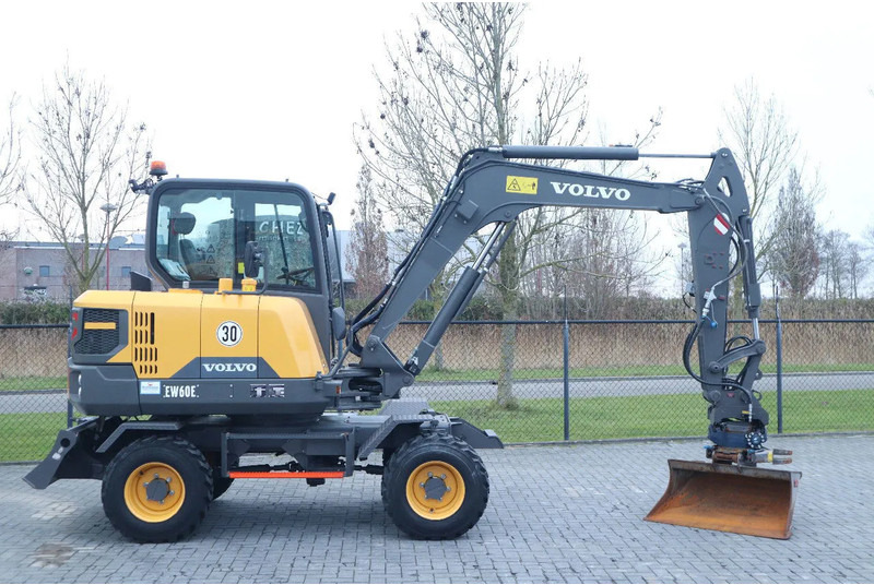 Volvo EW60E | DEMO | 30 KM/H | ROTOTILT + GRIPPER | BUCKET - 轮式挖掘机:图4 Volvo EW60E | DEMO | 30 KM/H | ROTOTILT + GRIPPER | BUCKET - 轮式挖掘机:图4