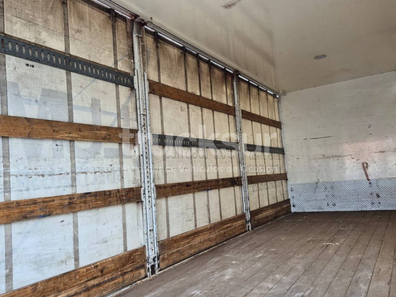 侧帘卡车 RENAULT D320.26:图29 侧帘卡车 RENAULT D320.26:图29