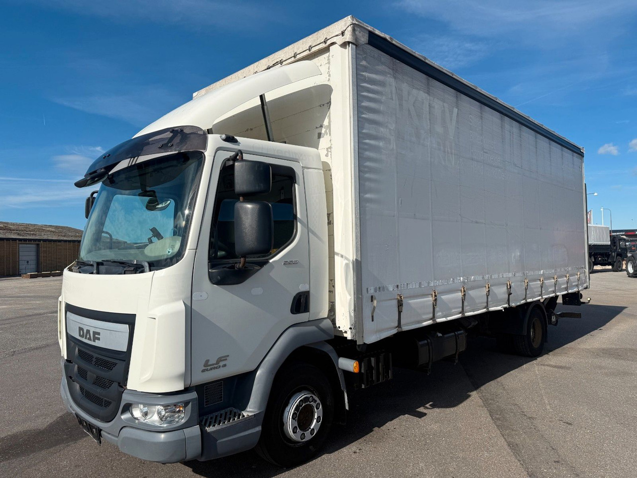 DAF LF 45 /220 4x2 Curtainsider and Taillift Euro 6 - 侧帘卡车:图1 DAF LF 45 /220 4x2 Curtainsider and Taillift Euro 6 - 侧帘卡车:图1