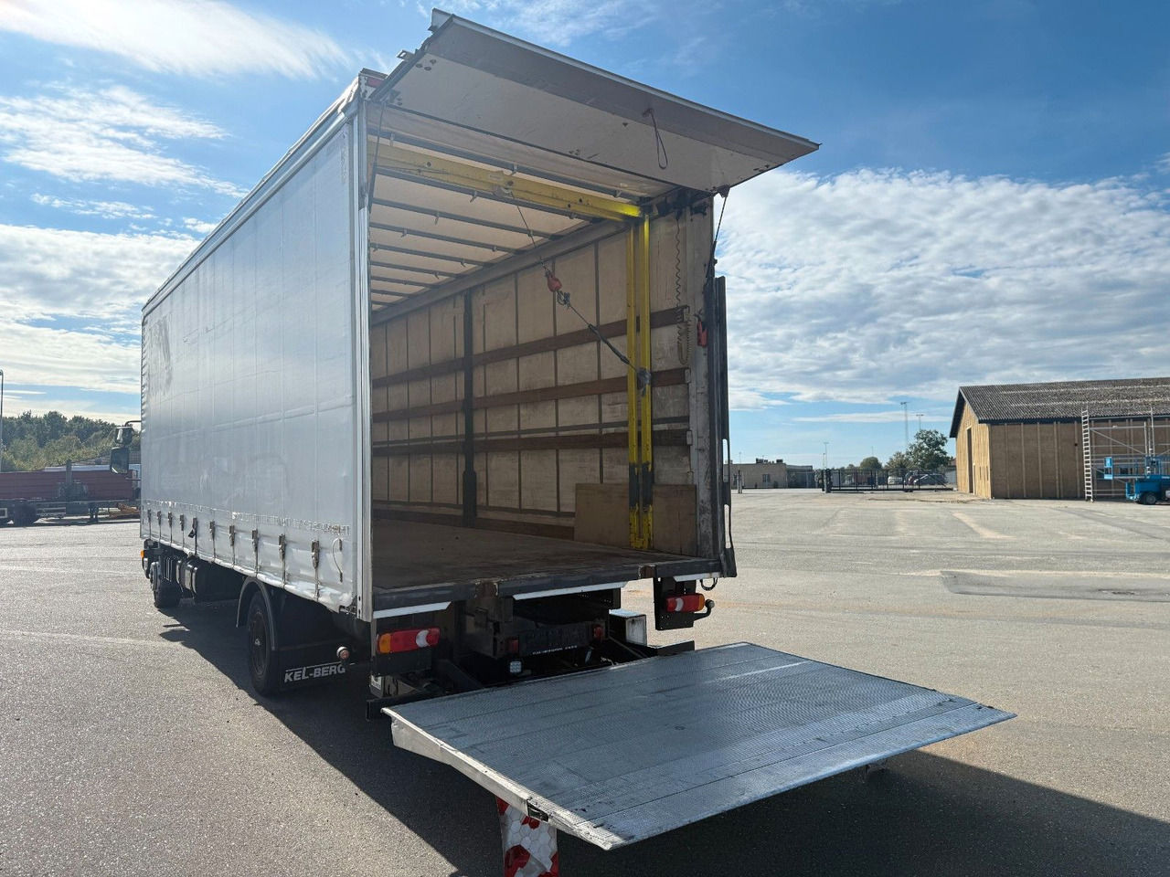 DAF LF 45 /220 4x2 Curtainsider and Taillift Euro 6 - 侧帘卡车:图5 DAF LF 45 /220 4x2 Curtainsider and Taillift Euro 6 - 侧帘卡车:图5