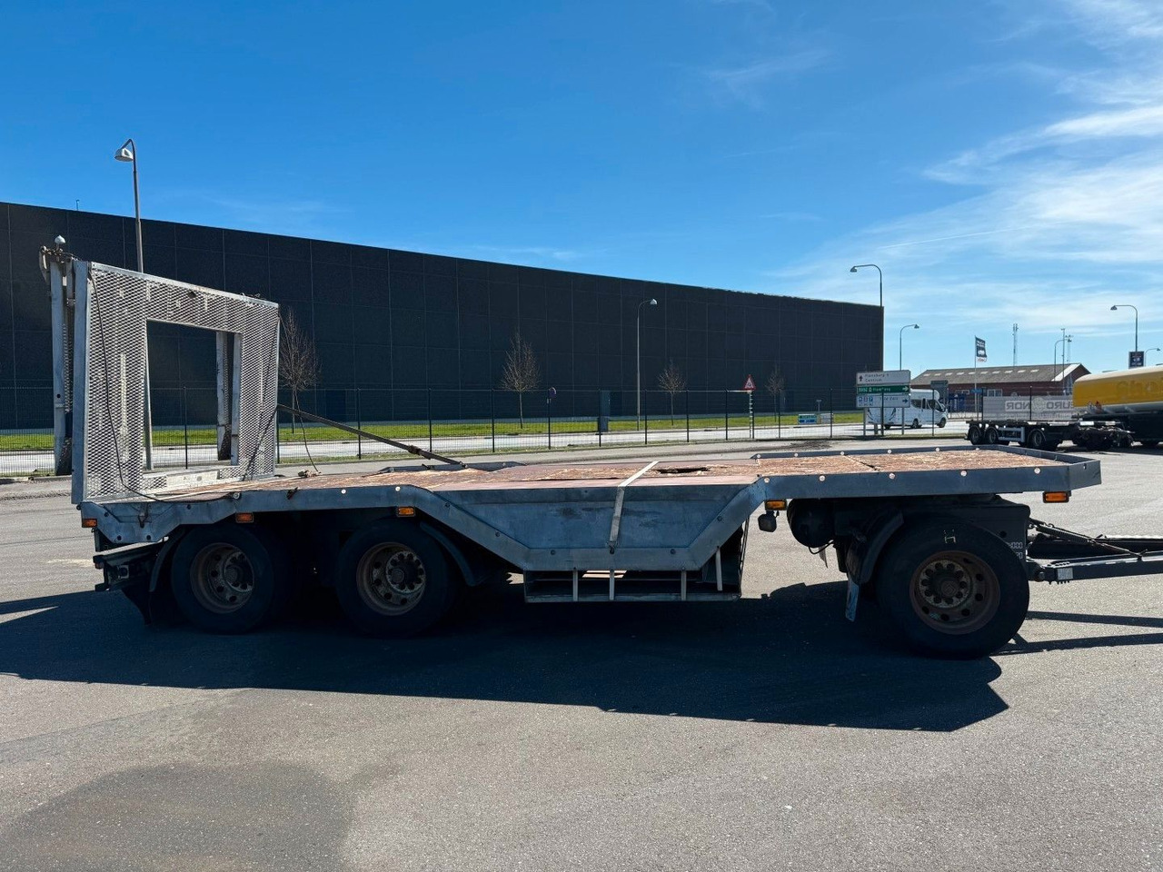 Fliegl FLT328 3 achser Maschinenanhänger mit Radkasten - 低装载拖车:图3 Fliegl FLT328 3 achser Maschinenanhänger mit Radkasten - 低装载拖车:图3