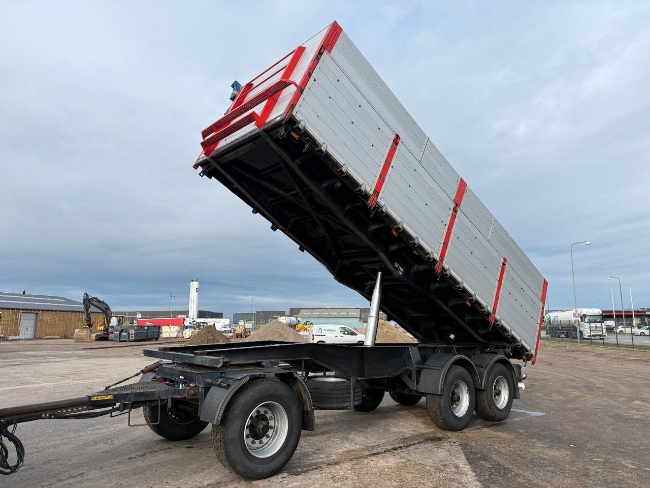Skelhøje SVF P324 24 t. 3 axle Tipper / Getreide - 翻斗拖车:图1 Skelhøje SVF P324 24 t. 3 axle Tipper / Getreide - 翻斗拖车:图1