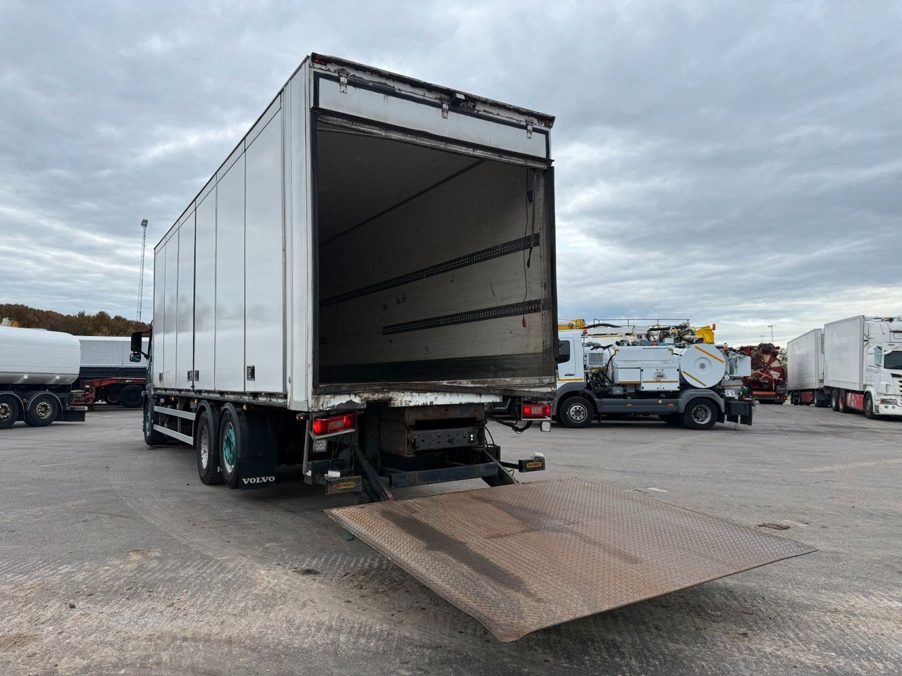 Volvo FM330 6x2*4 Carrier Supra 1050 Nordic - 冷藏车:图5 Volvo FM330 6x2*4 Carrier Supra 1050 Nordic - 冷藏车:图5