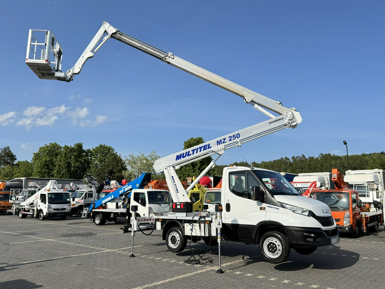 Iveco Daily 35S14 - 车载空中平台:图1 Iveco Daily 35S14 - 车载空中平台:图1