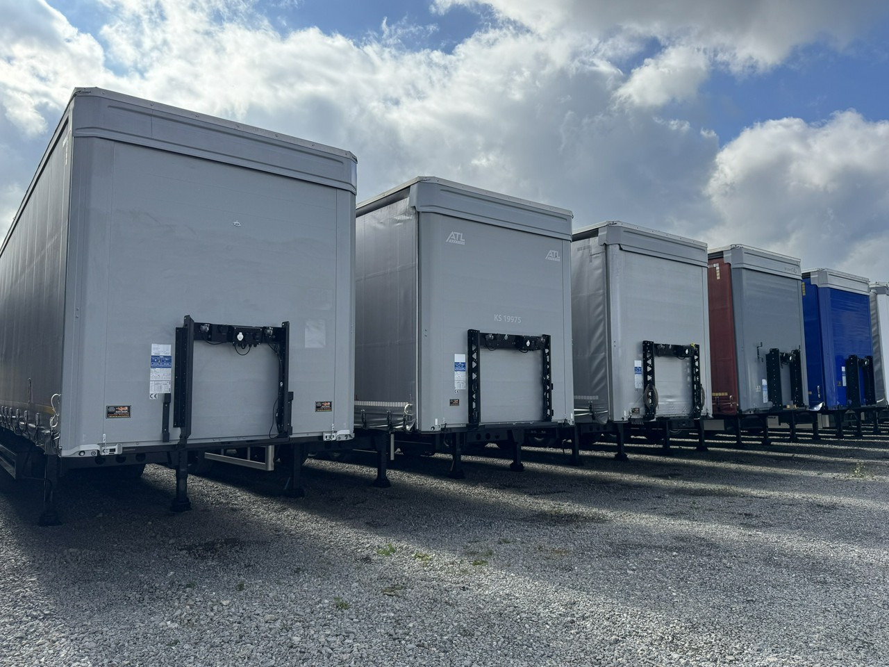 Kogel S 24 Standard - 侧帘半拖车:图2 Kogel S 24 Standard - 侧帘半拖车:图2