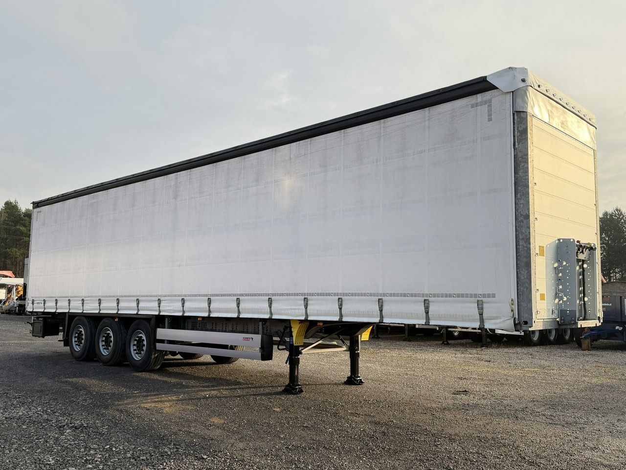 Schmitz Cargobull Standard Rama Ocynk Oś podnoszona Grudzień 2019r - 侧帘半拖车:图2 Schmitz Cargobull Standard Rama Ocynk Oś podnoszona Grudzień 2019r - 侧帘半拖车:图2