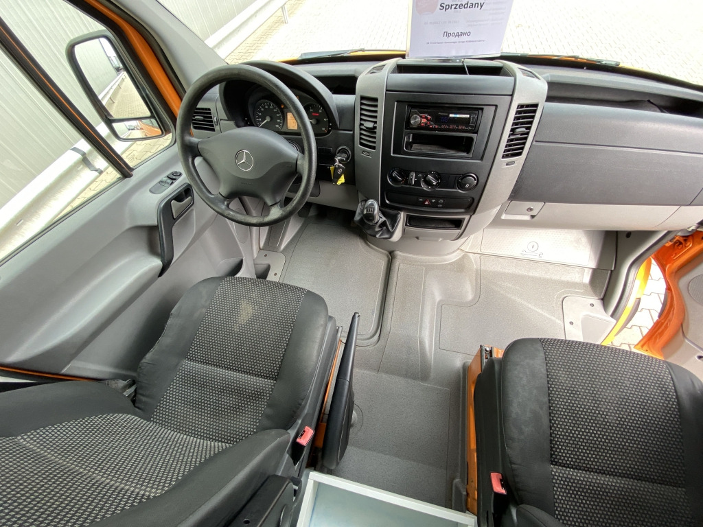 无侧窗厢式货车 Mercedes-Benz 315 CDI：图16